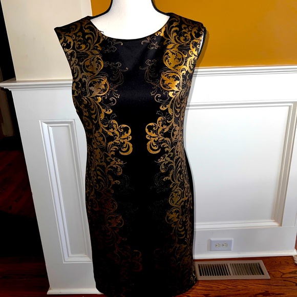 Gorgeous Gold embossed design on Black Mini Cocktail Dress with side Zip🔥🔥🔥 - Picture 3 of 10